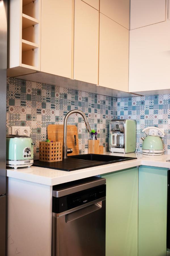 Luxury 1-Bedroom Apartment By The Sea In Atene Esterno foto