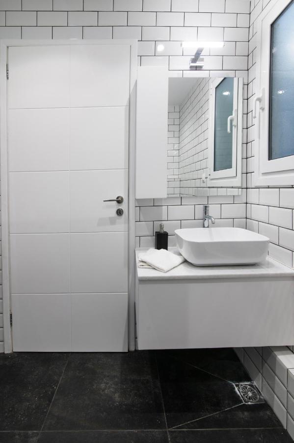 Luxury 1-Bedroom Apartment By The Sea In Atene Esterno foto